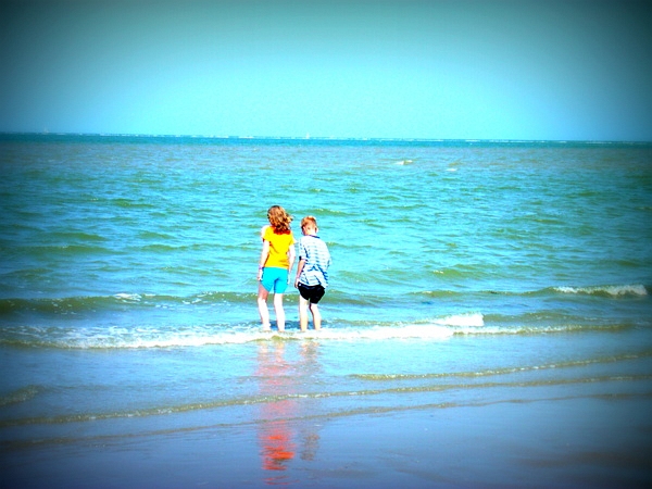 Simone en Wouter in zee