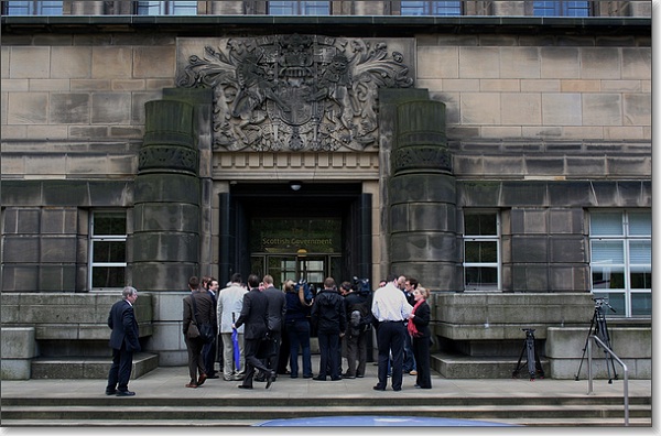 Journalisten drommen samen op de stoep van een regeringsgebouw in Edinburgh, in mei 2008.  