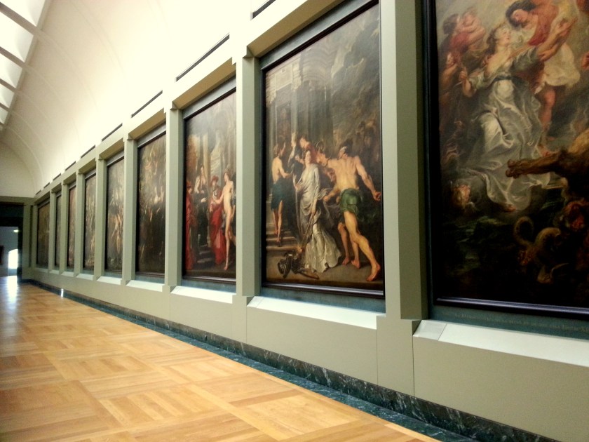 Een van de ontelbare zalen propvol kunst in het Louvre.  