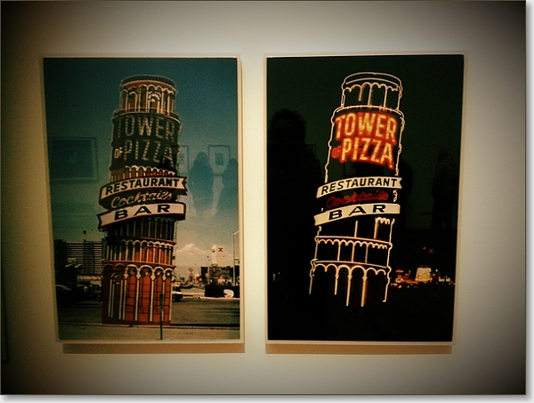 Een pizza-restaurant in Las Vegas, overdag en 's avonds gefotografeerd.   