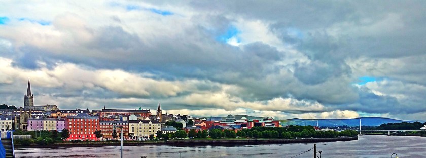 De skyline van Derry, met op de voorgrond de rivier de Foyle. 